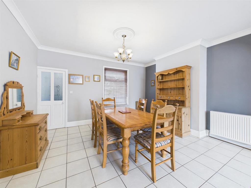 Dining room: