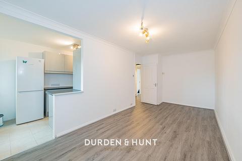 3 bedroom apartment for sale, Deepdene Close, Wanstead E11