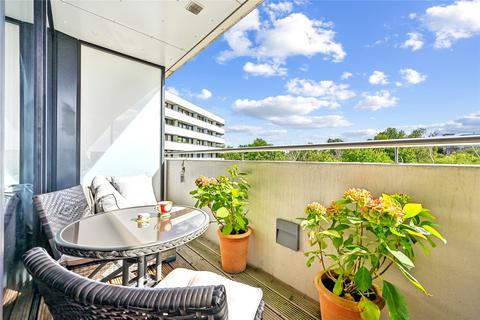 2 bedroom apartment for sale, Colonial Drive, London, W4