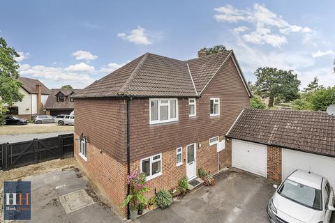 4 bedroom detached house for sale, Butts Meadow, Hook RG27