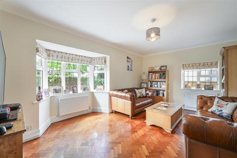 4 bedroom detached house for sale, Squirrels Way, Epsom