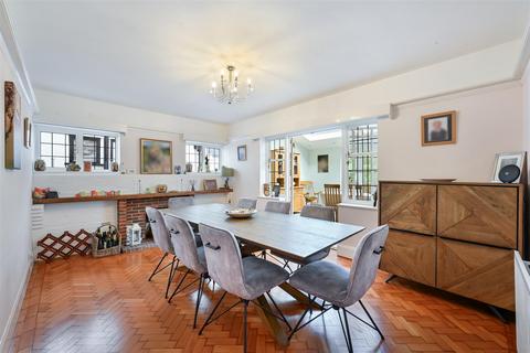 4 bedroom detached house for sale, Squirrels Way, Epsom