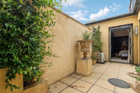 2 bedroom flat for sale, Chiswick Lane, London, W4