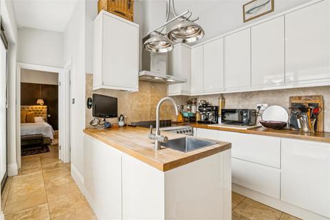 2 bedroom flat for sale, Chiswick Lane, London, W4