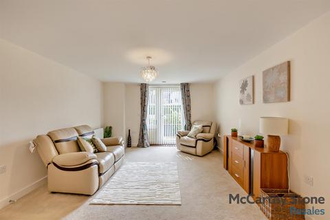 1 bedroom apartment for sale, Queen Elizabeth Place, Orchard Lane, Alton, Hampshire, GU34 1GZ