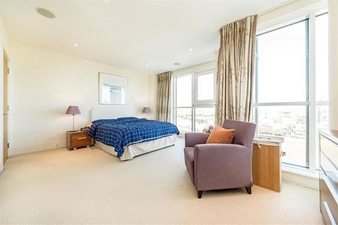 3 bedroom flat for sale, St. George Wharf, London SW8