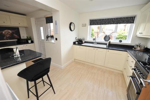 4 bedroom detached house for sale, Sorrin Close, Idle, Bradford