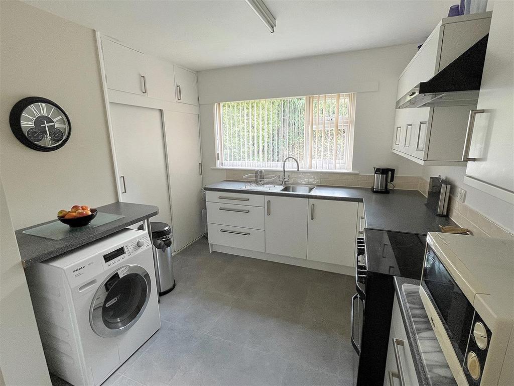Kitchen 2.jpg
