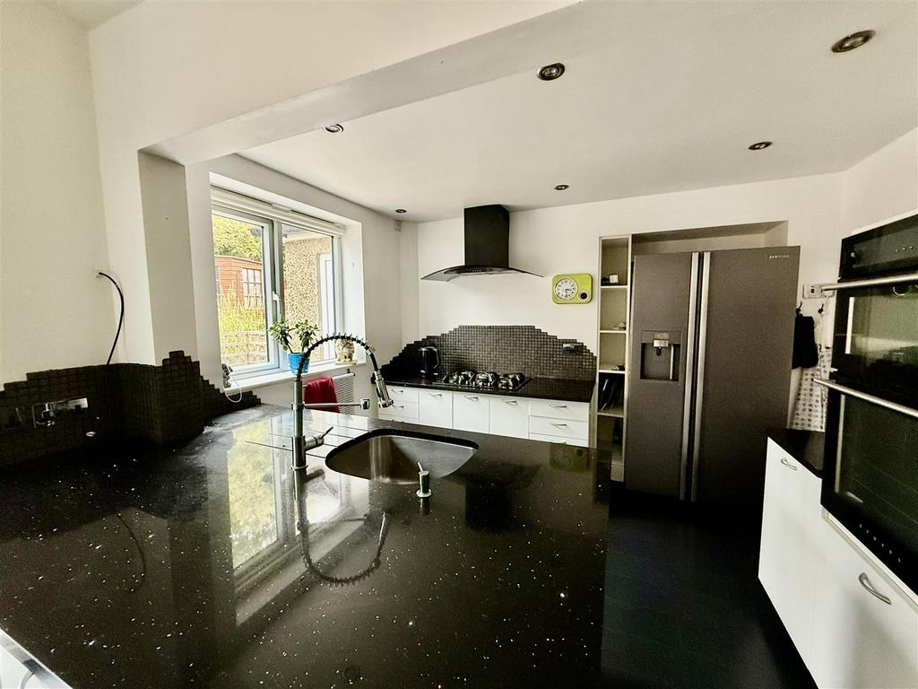 KITCHEN &amp; DINER