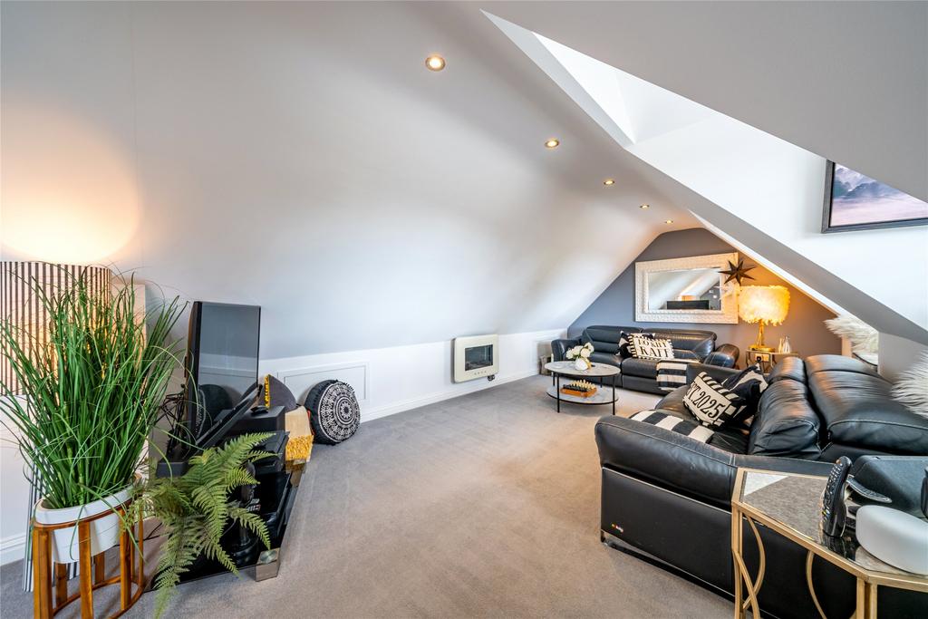 Sitting Room/Bed