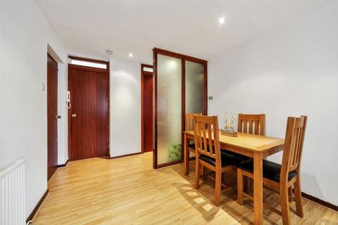 2 bedroom flat for sale, Beardsley Way, London W3
