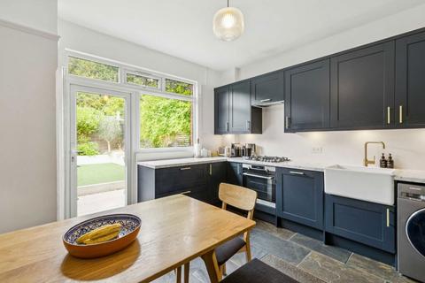 3 bedroom flat for sale, Harborough Road, London SW16