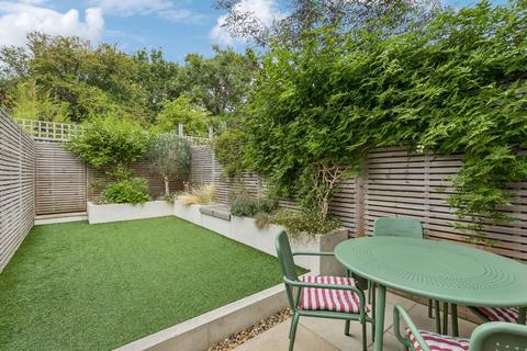 3 bedroom flat for sale, Harborough Road, London SW16