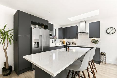 33a Ilminster Gardens, London, SW11 1PJ