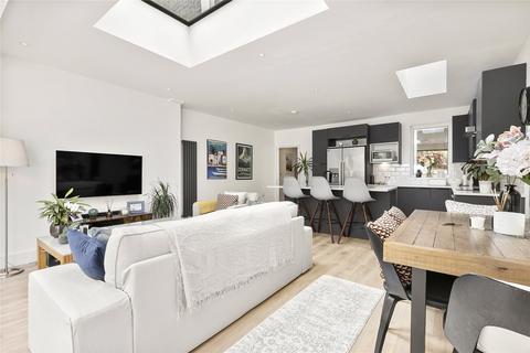 33a Ilminster Gardens, London, SW11 1PJ