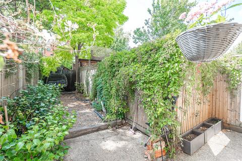 2 bedroom maisonette for sale, North View Road, London, N8