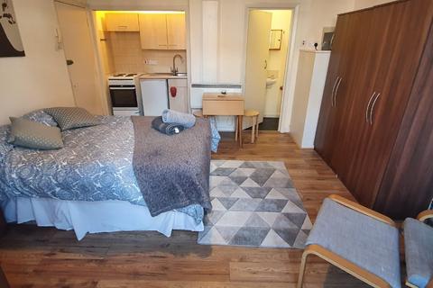 Studio to rent, Park Avenue, London NW2