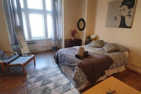 Studio to rent, Park Avenue, London NW2