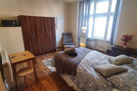 Studio to rent, Park Avenue, London NW2