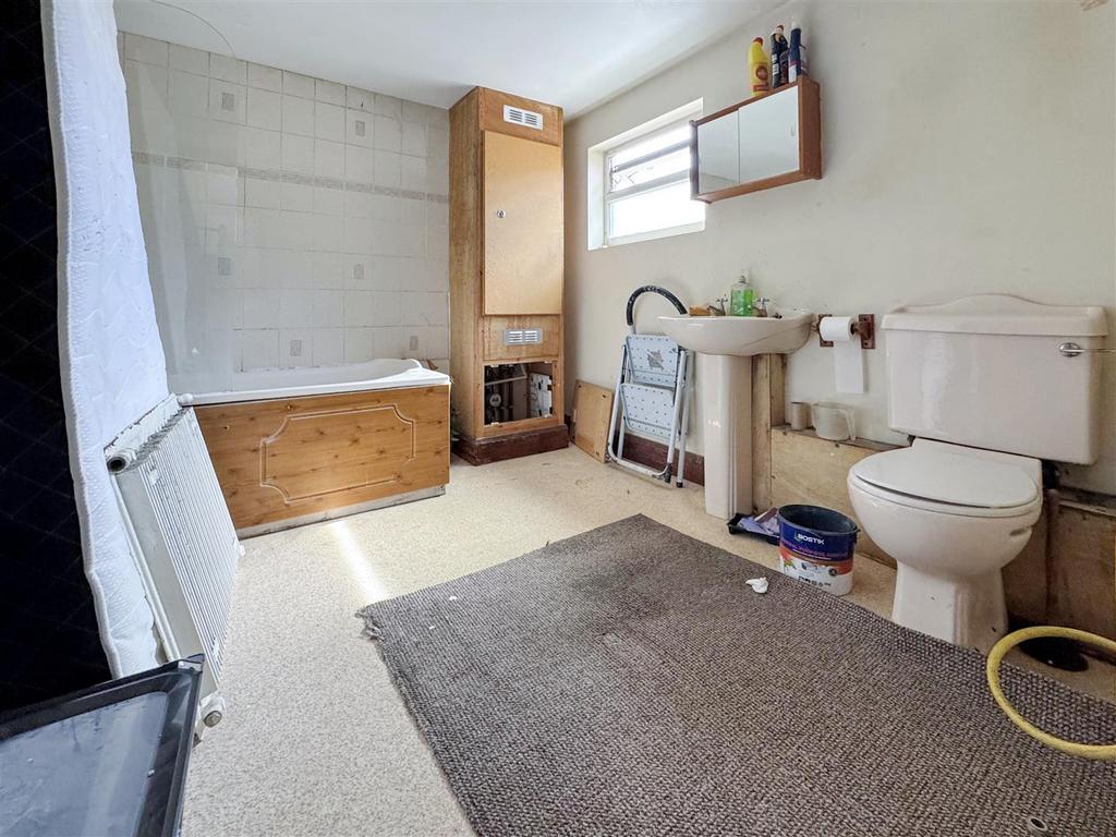 80a Bathroom.jpeg