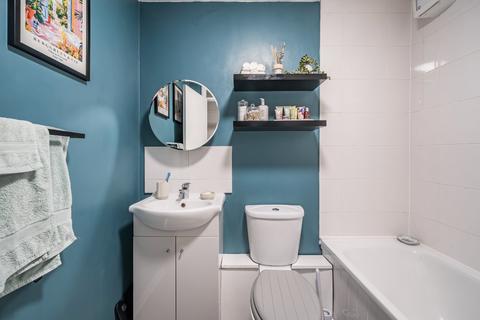 1 bedroom flat for sale, Brook House, Fairview Gardens, Farnham, Surrey, GU9