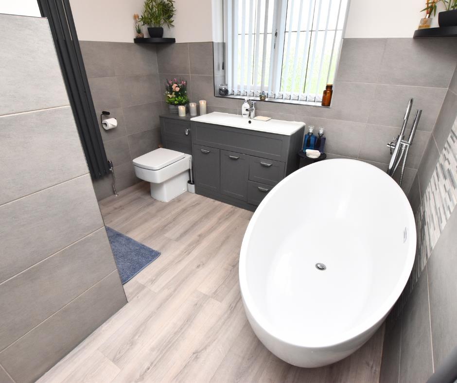 Ensuite bathroom with shower enclosure