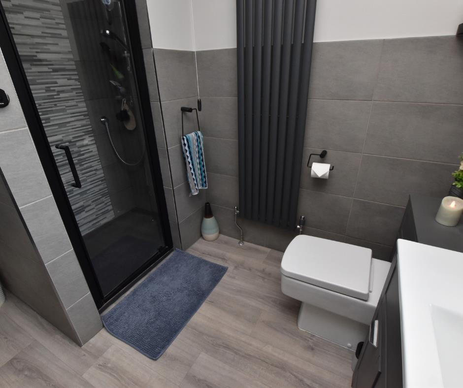 Ensuite bathroom with shower enclosure