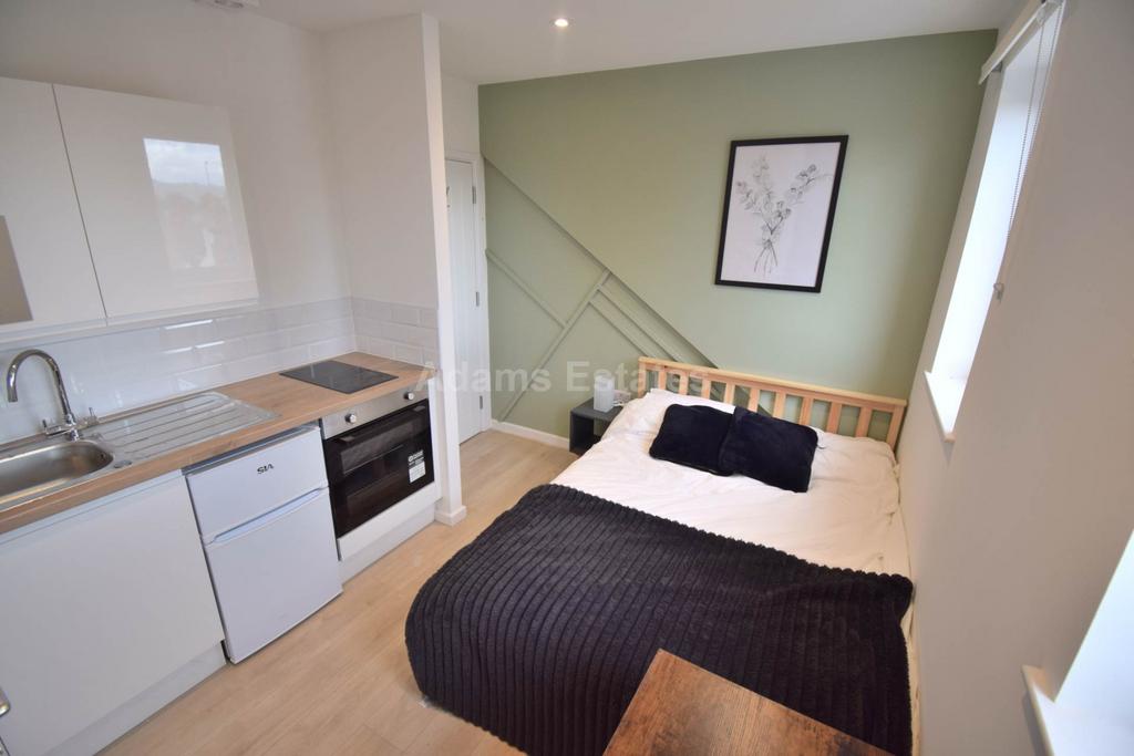 Apartment in Reading, Battle