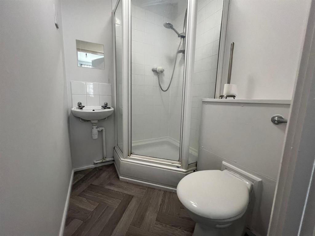 Bedroom 1 en suite.jpg