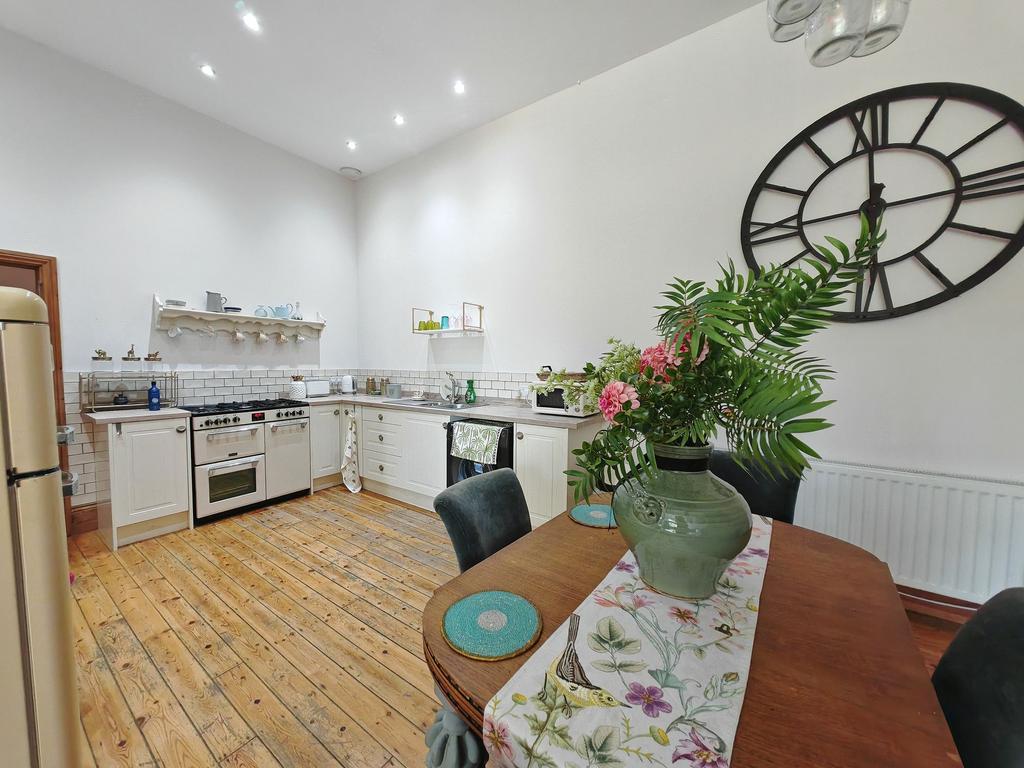 Lounge/Dining Area & Kitchen