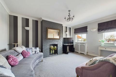 3 bedroom apartment for sale, Long Lane, Bexleyheath, Kent, DA7 5AE