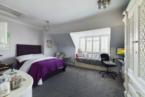 3 bedroom apartment for sale, Long Lane, Bexleyheath, Kent, DA7 5AE