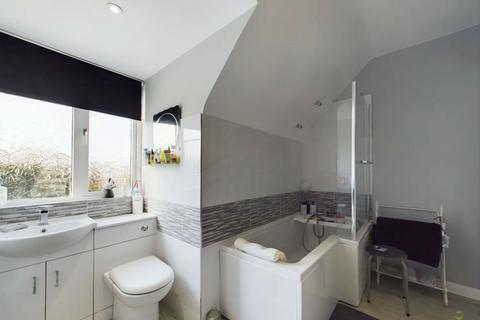 3 bedroom apartment for sale, Long Lane, Bexleyheath, Kent, DA7 5AE