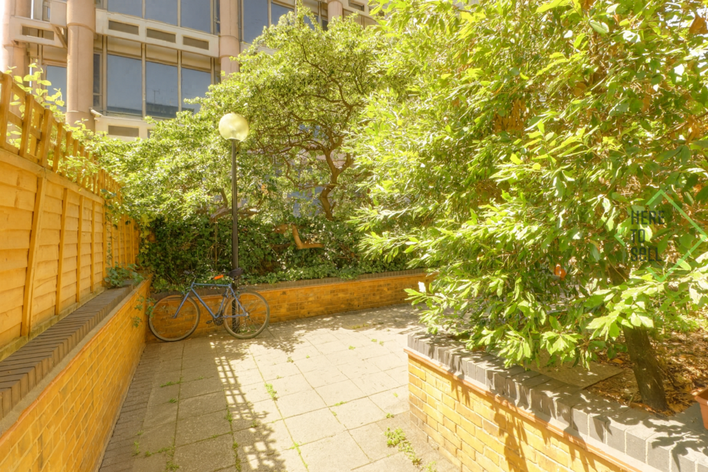 East Smithfield, London, E1 W