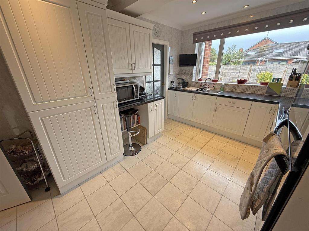 Kitchen v2.jpg