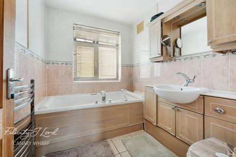 17 Grantock Road, London, E17 4DF