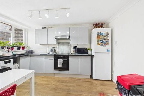 3 bedroom flat for sale, Peartree Close, South Ockendon