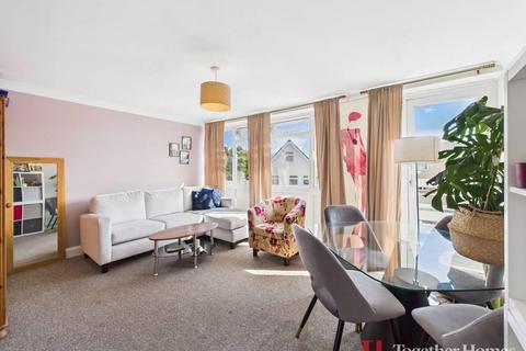 3 bedroom flat for sale, Peartree Close, South Ockendon