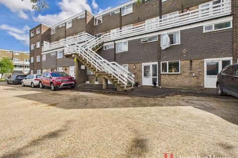 3 bedroom flat for sale, Peartree Close, South Ockendon