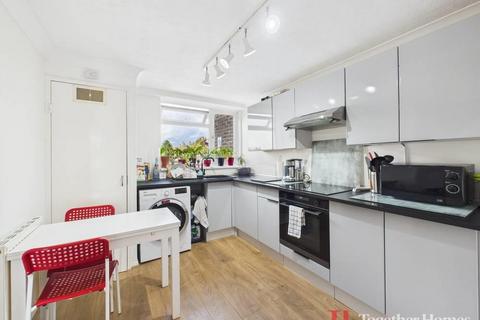 3 bedroom flat for sale, Peartree Close, South Ockendon