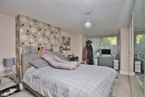 1 bedroom flat for sale, Kingsnorth Gardens, Folkestone, Kent, CT20