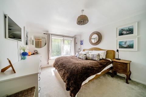 18 Hampton Road, Farnham, GU9 0DQ