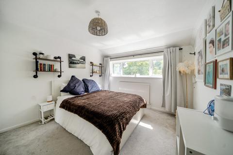 18 Hampton Road, Farnham, GU9 0DQ