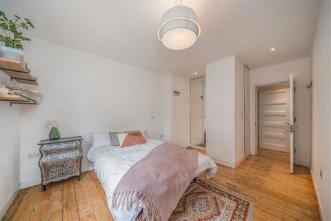 2 bedroom flat for sale, Victoria Park Square, London E2