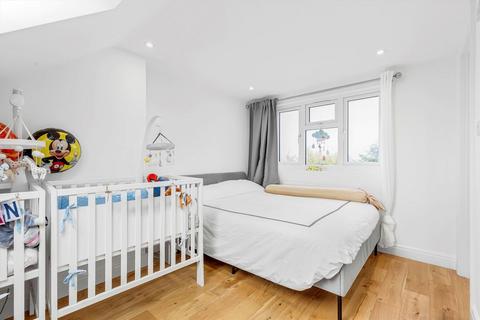 3 bedroom terraced house for sale, Rollesby Road, Chessington KT9