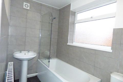 3 bedroom flat to rent, South View West, Heaton