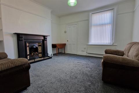 3 bedroom flat to rent, South View West, Heaton