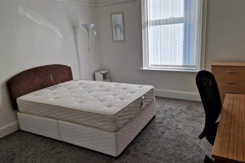 3 bedroom flat to rent, South View West, Heaton