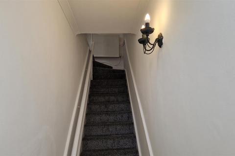 3 bedroom flat to rent, South View West, Heaton