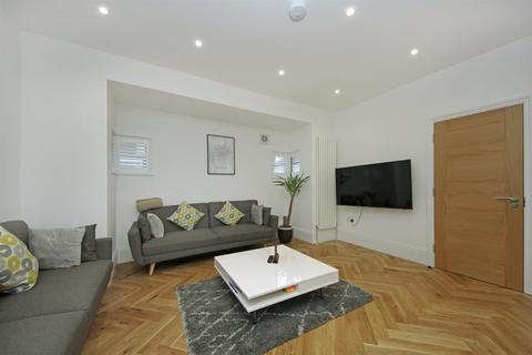 3 bedroom apartment to rent, Horn Lane, W3